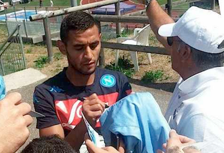 UN TIFOSO GLI PASSA LA MAGLIA DI HIGUAIN PER FIRMARLA E LA REAZIONE DI GHOULAM E' SHOCK: ECCO COS'E' SUCCESSO - 25/07/2016