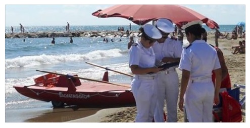 SHOCK IN SPIAGGIA: BIMBA SI TUFFA E SENTE QUALCOSA SOTTO IL PIEDE, SI CHINA PER RACCOGLIERLO... - 04/09/2016