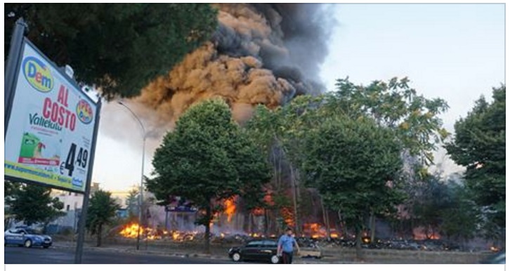 NUOVO INCENDIO A ROMA: GROSSA NUBE DI FUMO NERO DENSO E PERSONE INTOSSICATE NELLA ZONA - 18/07/2017
