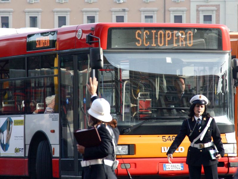 Sciopero dei trasporti. Fermi autobus e treni. Venerdì 18 ottobre caos in tutta Italia - 16/10/2013
