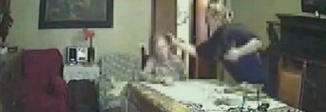 Pugni in faccia e botte in testa all'anziana malata, arrestata la badante - Video - 29/10/2013
