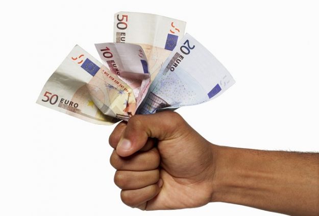 ARRIVA LA NUOVA TASSA PER GLI ITALIANI ''SALVA GRECIA'': ECCO QUANTO DOVRA' PAGARE OGNI CITTADINO - 16/07/2015