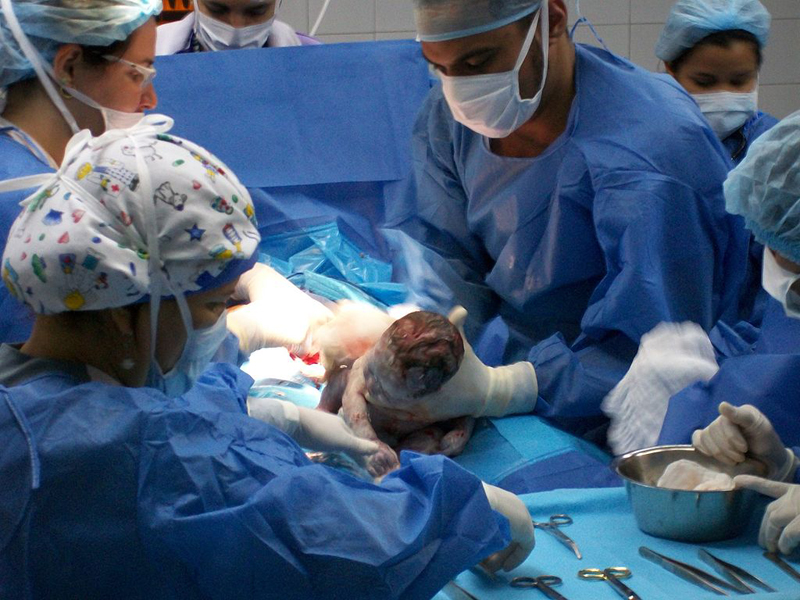 TRAGEDIA DURANTE IL PARTO: PENSA CHE SIA IL CORDONE OMBELICALE, MA ECCO COSA TAGLIA AL NEONATO - 16/07/2015