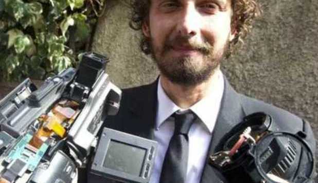 BARBARESCHI È IMPAZZITO! AGGREDISCE L'INVIATO DELLE IENE E RUBA UN IPHONE. - 11/06/2012