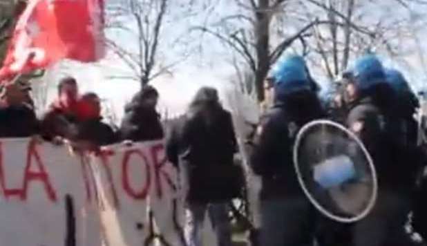 POLIZIA CARICA I LAVORATORI MANIFESTANTI E PICCHIA UN CRONISTA: 'CHE C... RIPRENDI?' - 25/03/2013