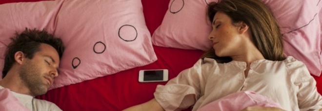 ITALIANE DIPENDENTI DAGLI SMARTPHONE: UNA SU TRE LO CONTROLLA MENTRE FA L'AMORE - 21/05/2013