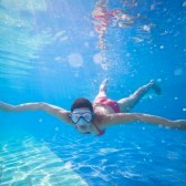 Nuda in piscina per distrarre il vicino, mentre il marito gli svaligia casa - Video - 23/07/2013