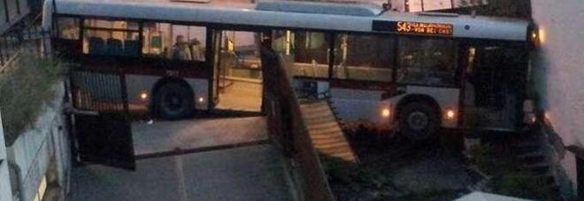 ROMA, UN BUS DENTRO CASA COME SVEGLIA. ''L'AUTISTA HA PERSO IL CONTROLLO DEL MEZZO'' - 14/11/2013