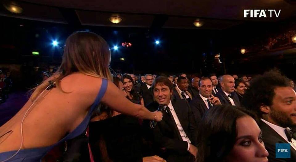 LA VALLETTA COL VESTITO OSE' PORGE IL MICROFONO A CONTE E ALLEGRI: LA REAZIONE E' IMBARAZZANTE - VIDEO INEDITO - 25/10/2017