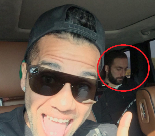 DANI ALVES SFOTTE HIGUAIN PRIMA DELLA PARTITA COL NAPOLI: ''GUARDATE COSA FA...'' - 27/10/2016