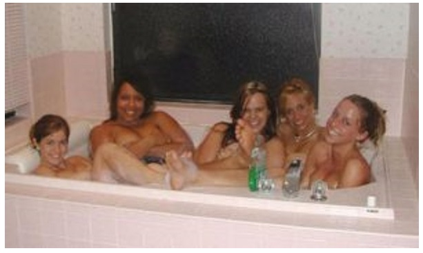 SONO IN POSA PER UNA FOTO DI GRUPPO MA QUANDO RIGUARDANO LA FOTO SPUNTA UN DETTAGLIO INQUIETANTE - 25/12/2016