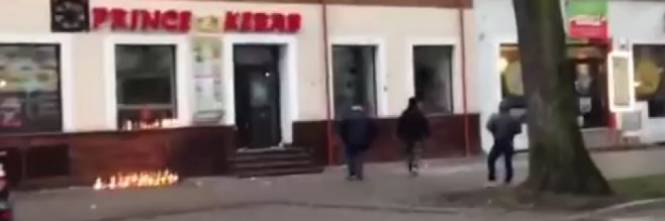 IMMIGRATO UCCIDE UN RAGAZZO: LA FOLLA ASSALTA IL KEBAB E PUNISCE COSI' L'ASSASSINO - 04/01/2017