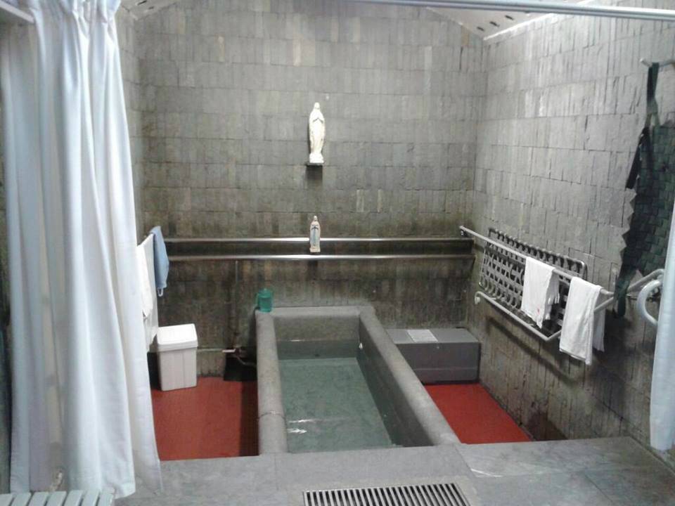 MALATA DI SLA SI IMMERGE NELLE PISCINE DI LOURDES: QUELLO CHE ACCADE DOPO NESSUNO LO AVREBBE PREVISTO - 06/07/2017