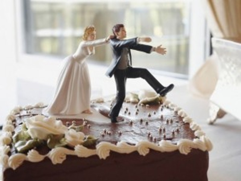 Lascia la sposa all'altare, poi festeggiaLascia la sposa all'altare, poi festeggia con gli amici: ''tanto è tutto pagato'' - 21/10/2013
