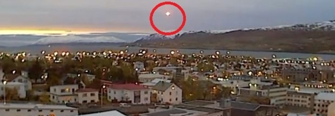 UNA ''PALLA INFUOCATA'' ATTRAVERSA IL CIELO E SCOMPARE. LA PROVA DEGLI UFO ? - VIDEO - 21/10/2013