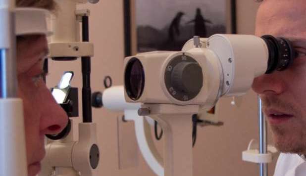 HA PROBLEMI AGLI OCCHI: GLIENE VISITANO UNO, PER L'ALTRO DEVE ASPETTARE IL 2014 - 03/05/2013