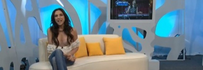 INCIDENTE SEXY IN TV: LA MAGLIA VA GIÙ, CONDUTTRICE RESTA IN REGGISENO - VIDEO - 10/05/2013