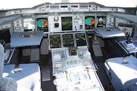 PILOTA VA IN BAGNO E RESTA CHIUSO FUORI LA CABINA: PAURA SUL VOLO - 15/05/2013