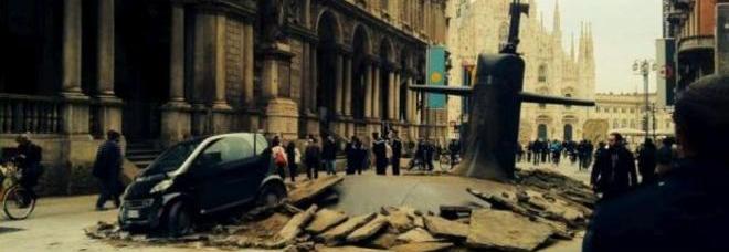 ''UN SOTTOMARINO SBUCA A DUE PASSI DAL DUOMO E TRAVOLGE UN'AUTO'' - FOTO E VIDEO - 01/10/2013