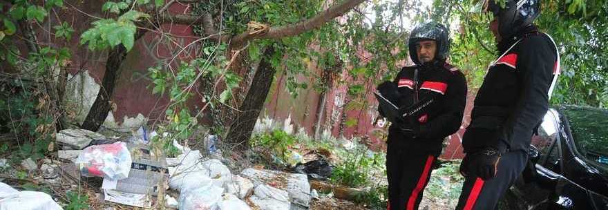 MAROCCHINO TENTA DI VIOLENTARE UNA DONNA. I PASSANTI LI IGNORANO - FOTO - 01/10/2013