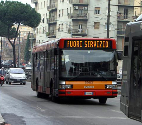 ROMA - PAURA A BORDO DELL'AUTOBUS: LA SCENA SHOCK DAVANTI AI PASSEGGERI - 19/11/2016