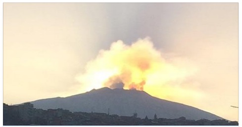 ETNA: IMPROVVISA ESPLOSIONE DAL CRATERE ''AL MOMENTO SI CONTANO DIECI FERITI'' ECCO COSA STA SUCCEDENDO - 16/03/2017