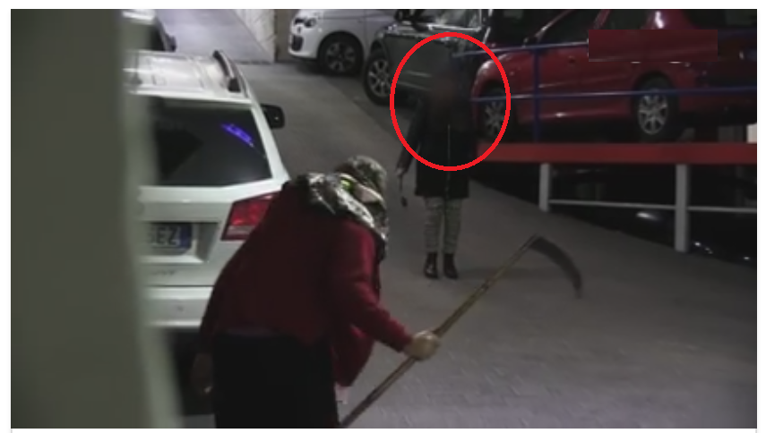 ''HAI MAI VISTO LA BEFANA KILLER?'' SCHERZO DA BRIVIDI IN UN PARCHEGGIO DI NAPOLI - GUARDA IL VIDEO E POTRESTI MORIRE DI PAURA - 05/01/2017