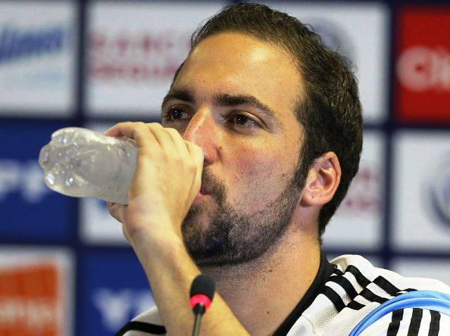 ECCO COSA HA FATTO CON LA MAGLIA DEL NAPOLI SU TWITTER DOPO L'UFFICIALIZAZIONE ALLA JUVE - 25/07/2016