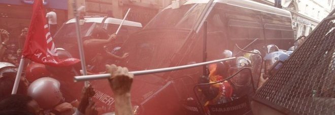 ROMA, CAOS AL CORTEO: ASSALTO AI BLINDATI. CHIUDONO I NEGOZI, PAURA TRA I TURISTI - VIDEO - 31/10/2013