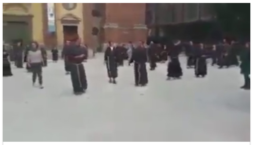 FRATI E SUORE BALLANO SULLE NOTE DEL TORMENTONE: L'INSOLITO FLASH MOB - IL VIDEO DIVENTA VIRALE - 13/01/2017