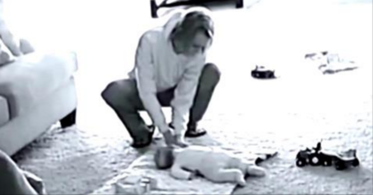 FILMA DI NASCOSTO LA BABYSITTER MENTRE E' CON LA FIGLIA: QUANDO RIVEDE IL FILMATO SCOPPIA IN LACRIME - 01/02/2017