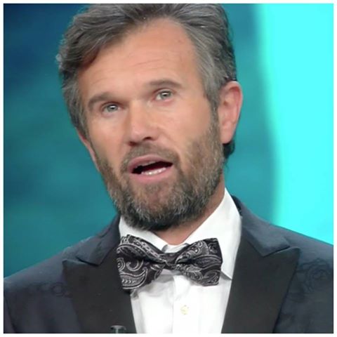 SANREMO 2017 - LA TERRIBILE GAFFE DI CARLO CRACCO SUL PALCO DELL'ARISTON: SE NE ACCORGONO TUTTI. ECCO COSA HA DETTO - 12/02/2017