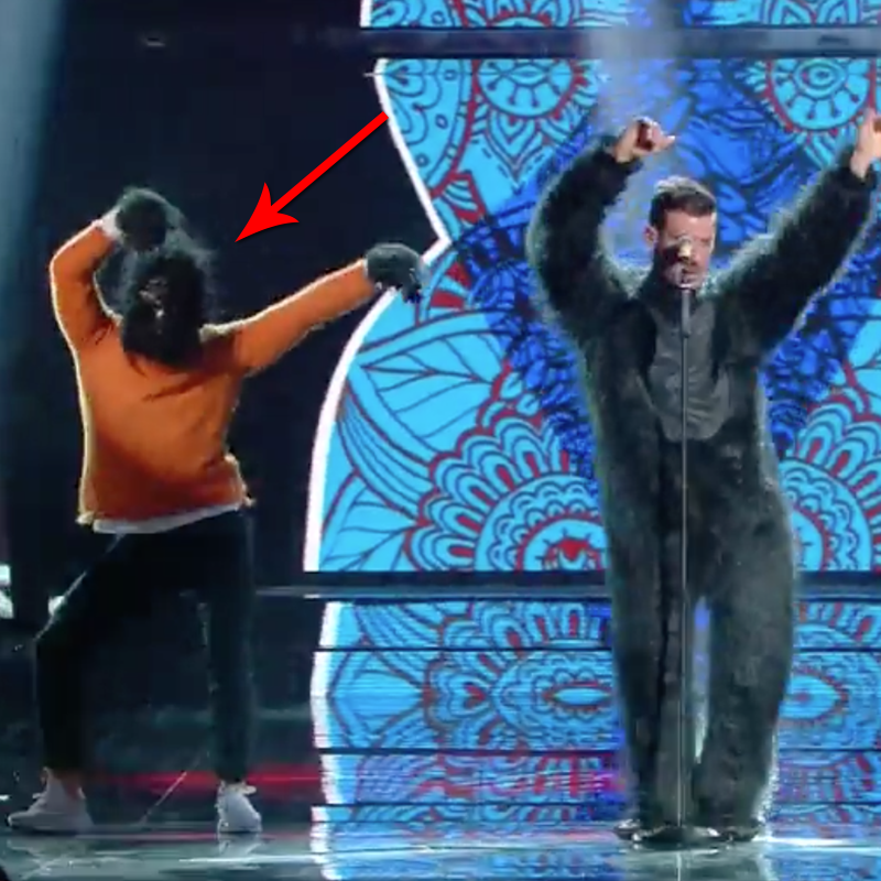 APPARE INSIEME A GABBANI VESTITO DA SCIMMIA: MA ECCO IN REALTA' CHI SI NASCONDE DIETRO QUELLA MASCHERA - 11/02/2017