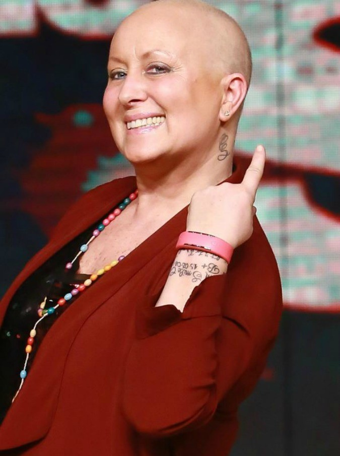LA RICORDIAMO COSI' ALLE PRESE CON LA BRUTTISSIMA MALATTIA: ECCO COS'E' ACCADUTO OGGI A CAROLYN SMITH - 11/02/2017