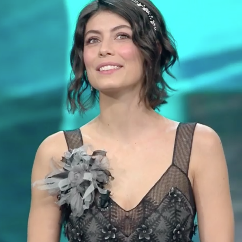 HA INCANTATO SUL PALCO DELL'ARISTON: MA AVETE MAI VISTO IL FIDANZATO DI ALESSANDRA MASTRONARDI? RESTERETE SORPRESI - 11/02/2017