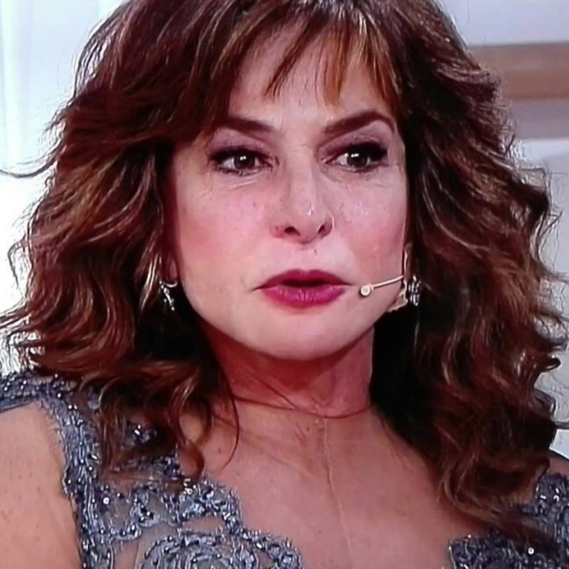 E' ACCADUTO SUBITO DOPO LA SUA ESIBIZIONE IN DIRETTA TV: GIULIANA DE SIO NON REGGE LA TENSIONE ED ECCO COSA ACCADE - 26/02/2017