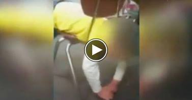BIMBO AUTISTICO RESTA INCASTRATO CON LA TESTA NELLA SEDIA. L'INSEGNANTE LO FILMA E LO DERIDE - VIDEO SHOCK - 28/02/2014