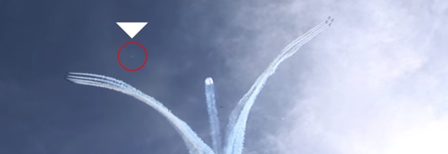 UFO NEI CIELI DURANTE L'ESIBIZIONE DELLE FRECCE TRICOLORI - VIDEO - 09/11/2014