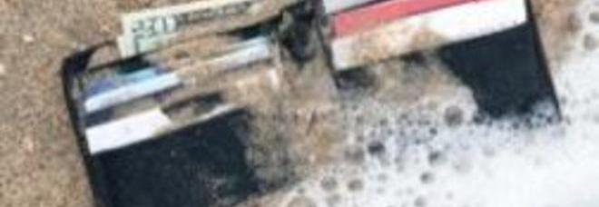PERDE IL PORTAFOGLI IN MARE DA RAGAZZO, GLIELO RITROVANO DOPO 24 ANNI - 06/08/2013