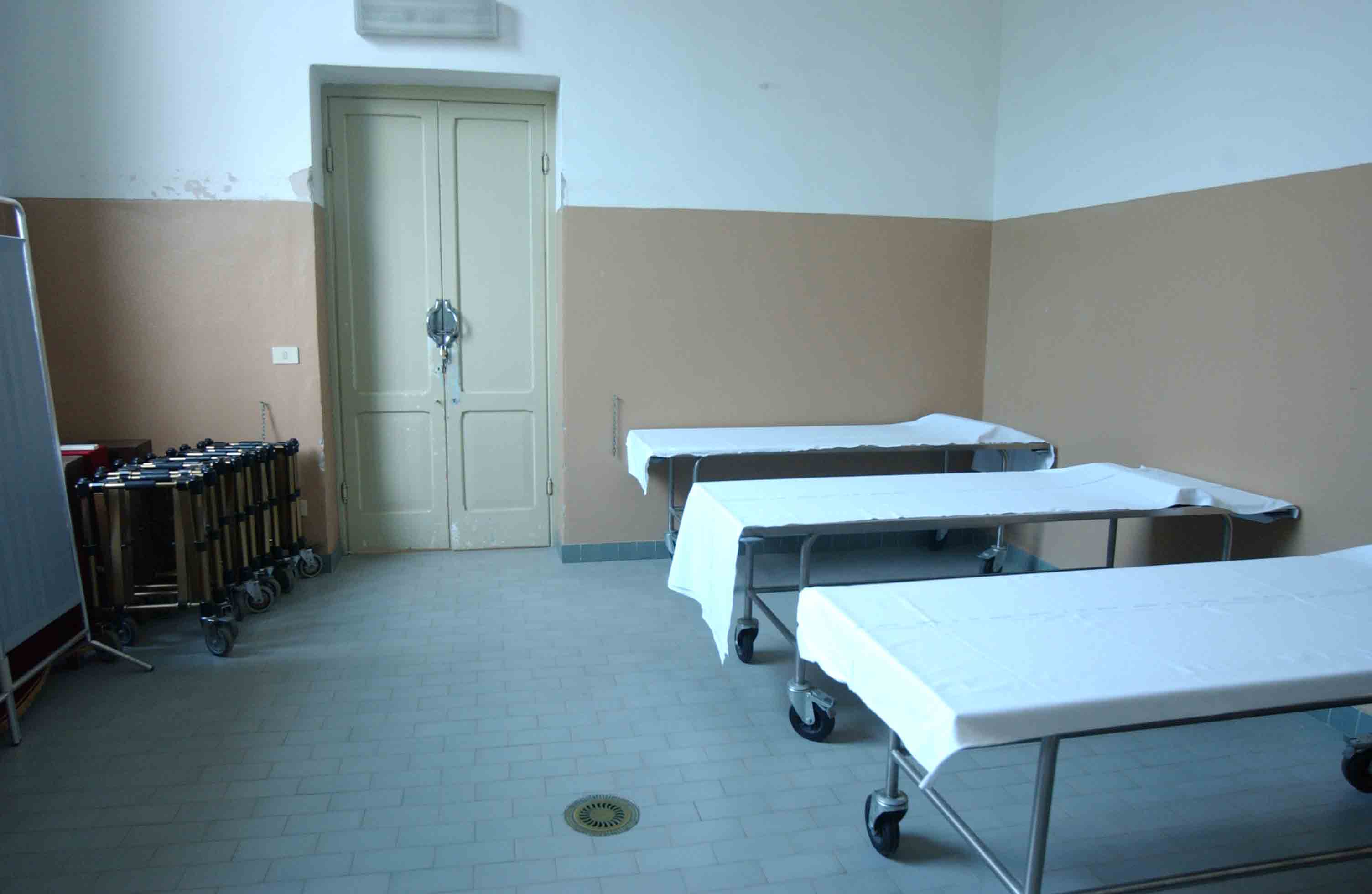 SUICIDA A 24 ANNI, ''RESUSCITA'' ALL'OBITORIO. PANICO IN OSPEDALE - 12/01/2014