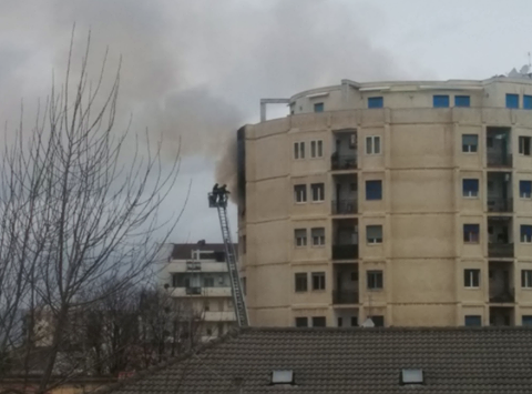 INCENDIO IN UNA PALAZZINA: SALTA NEL VUOTO PER SFUGGIRE ALLE FIAMME E MUORE - 05/03/2017