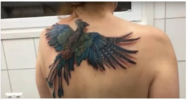 SEMBRA UN NORMALISSIMO TATUAGGIO: MA APPENA INCOMINCIA A MUOVERE LE SPALLE ACCADE QUALCOSA DI MERAVIGLIOSO - 12/03/2017