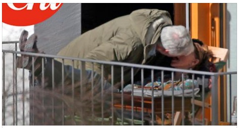 LA VEDOVA DI MIKE BONGIORNO PIZZICATA IN COMPAGNIA DEL NUOVO FIDANZATO: E NON IMMAGINERETE MAI DI CHI SI TRATTA - 04/04/2017