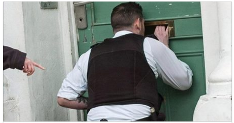 URLA DI BAMBINI IN CASA: LA POLIZIA GUARDA DENTRO E VEDE L'ORRORE... - 19/03/2017