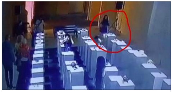 DONNA ACCIDENTALMENTE DISTRUGGE 200.000 EURO DI OPERE D'ARTE PER FARSI UN SELFIE - ECCO IL VIDEO - 17/07/2017