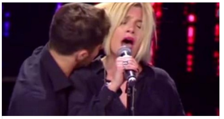 ''MI TOCCA LE TETTE, MI LECCA. ORA BASTA'' EMMA SBOTTA... - 26/04/2017