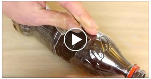 METTE DEL CIOCCOLATO IN UNA BOTTIGLIA VUOTA DI COCA COLA E REALIZZA QUALCOSA CHE NON AVETE MAI VISTO - 29/03/2017