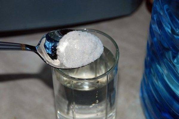 LASCIA UN BICCHIERE D'ACQUA CON SALE E ACETO NELLA STANZA E ORA IO E I MIEI AMICI FACCIAMO LA COSA... - 17/07/2017