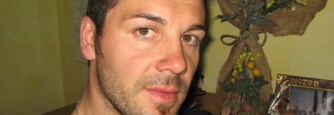 LA MADRE VA A SVEGLIARLO E LO TROVA MORTO NEL LETTO, ALESSANDRO STRONCATO DA UN INFARTO - 28/02/2014