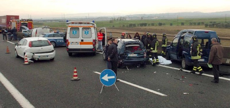 ROMA, GRAVISSIMOINCIDENTE MORTALE SUL GRA: VIOLENTO SCONTRO TRA MOTO E FURGONE, UN MORTO - 21/06/2016